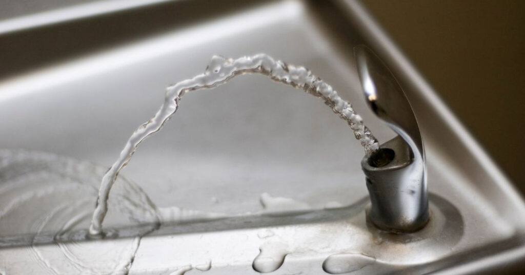 Conserto de Bebedouro em Joinville | Assistência Perto de Mim vazamento de agua no bebedouro